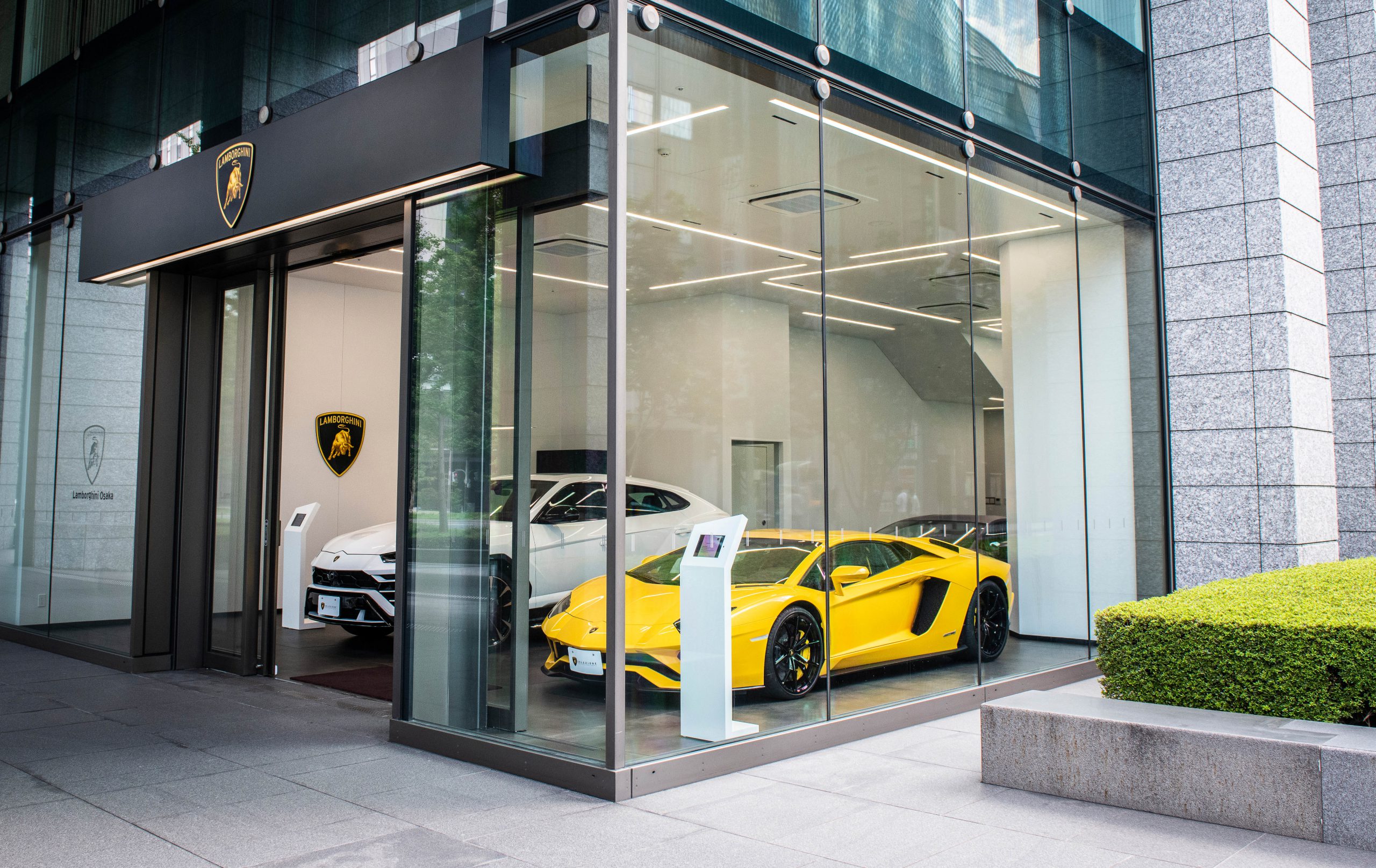 西日本初のサーティファイドプレオウンドショールーム「ランボルギーニ